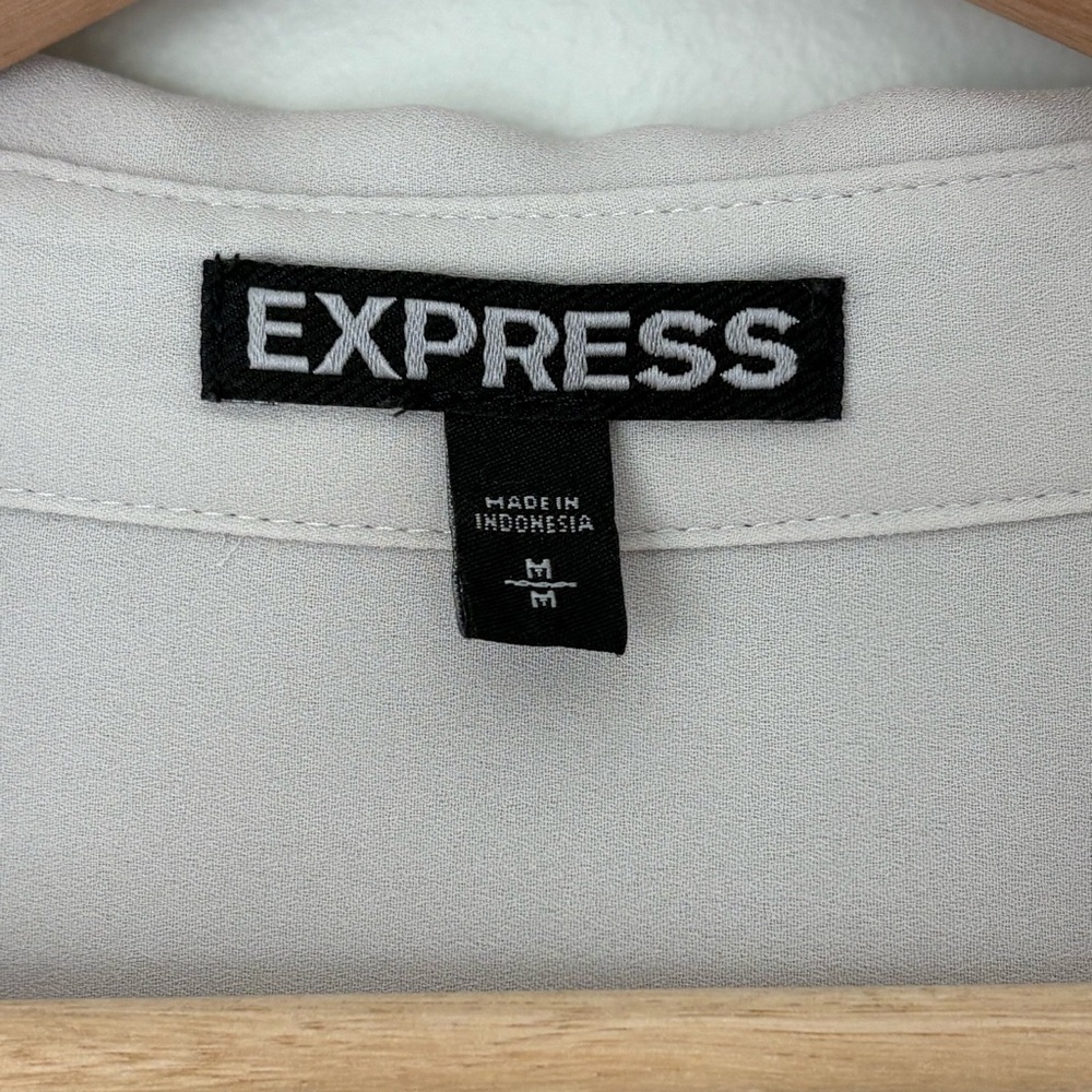 Light Grey Express Blouse with Button-up Front and Side Pockets - Picture 4 of 6
